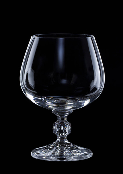 leeres Glas für Cognac isoliert über schwarzem Hintergrund Nahaufnahme - Foto, Bild