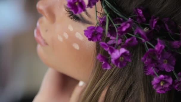 Kobieta w stanie Wieniec kwiatów z lusterka za - Materiał filmowy, wideo