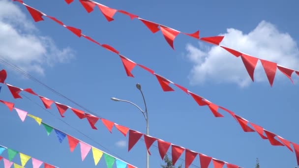 Színes string pennant háromszög zászlók fúj a szél. - Felvétel, videó