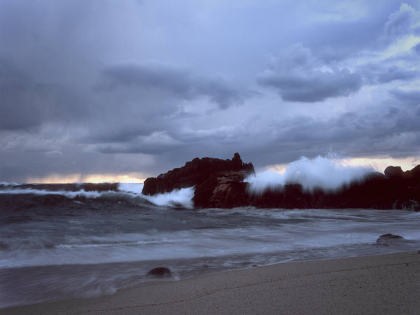 夕暮れを曇り。ポルトガル北部の岩海海岸。アナログ写真。120 スライド フィルム. - 写真・画像