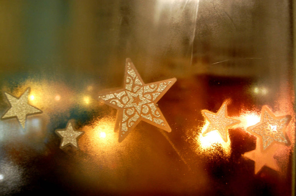 Estrellas doradas de Navidad sobre fondo borroso de luces
 - Foto, imagen
