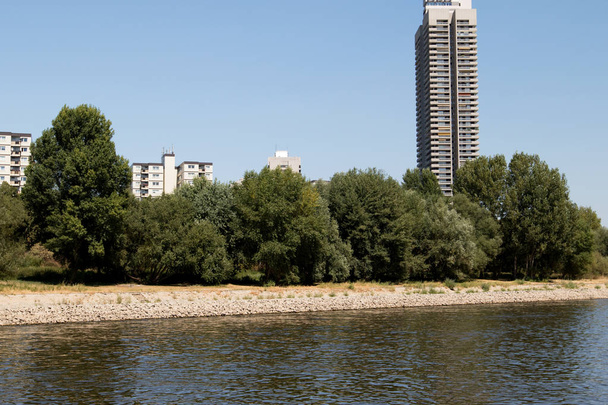 gros plan d'un gratte-ciel au bord de la rivière et horizon de l'eau de Cologne photographié du côté rhénan lors d'une excursion en bateau avec objectif grand angle
 - Photo, image