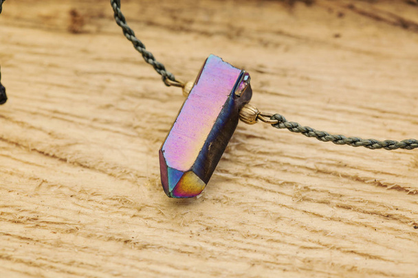 Detalhe do colar de pingente de quartzo de cristal no fundo de madeira
 - Foto, Imagem