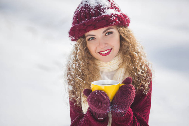 Primer plano retrato de joven hermosa mujer con taza de café caliente
 - Foto, imagen