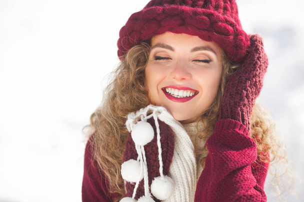 Kış arka plan üzerinde genç güzel kadın portresi kapatın - Fotoğraf, Görsel