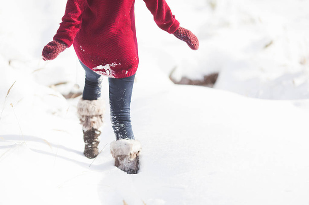Nelze rozpoznat žena chůze koryta na sněhu - Fotografie, Obrázek