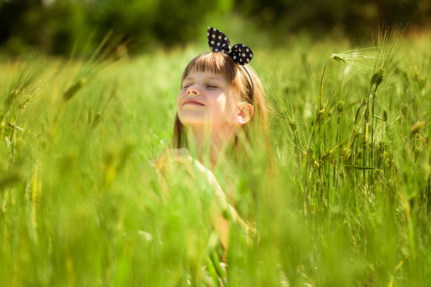 緑夏の畑の真ん中に美しい少女の肖像画 - 写真・画像