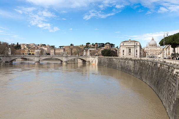 vista panorámica desde el puente Pons Aelius a la Catedral de San Pedro, Roma, Italia
 - Foto, imagen