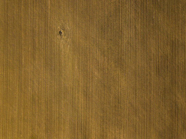 空中ドローンは、小さな田舎の村 - トップダウン ビューの美しい色が春で囲まれた牧草地の写真 - 写真・画像