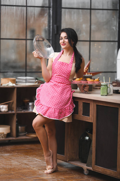 Молодая привлекательная женщина, пекущая на кухне дома
 - Фото, изображение