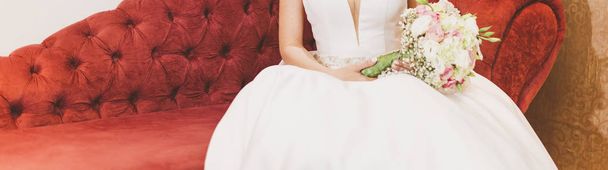 Νύφη κρατώντας την ανθοδέσμη στο σαλόνι ομορφιάς - Φωτογραφία, εικόνα