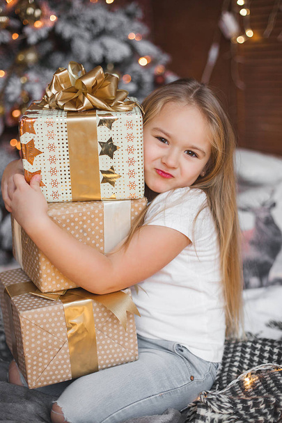 Słodkie małe dziecko trzymając Boże Narodzenie prezenty - Zdjęcie, obraz