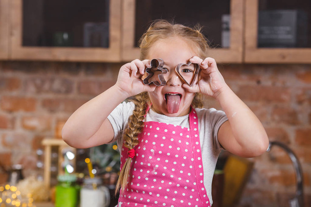 Το μικρό χαριτωμένο κορίτσι έχει τη διασκέδαση στην κουζίνα - Φωτογραφία, εικόνα