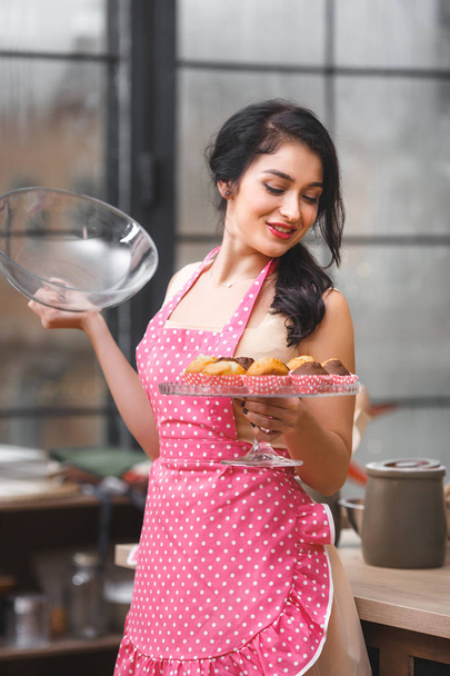 Nuori houkutteleva nainen leipoo keittiössä kotona
 - Valokuva, kuva