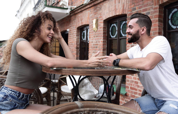 Trendy young couple drinking coffee cafe outside - Foto, imagen