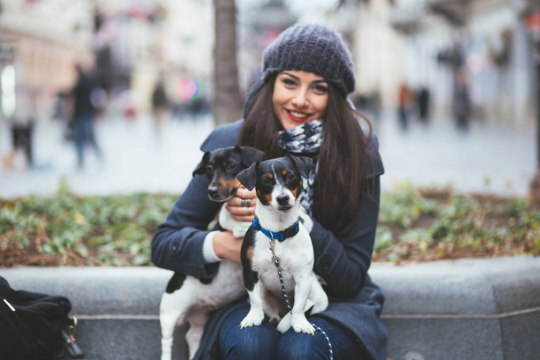 модная молодая девушка с собаками на городской улице
 - Фото, изображение