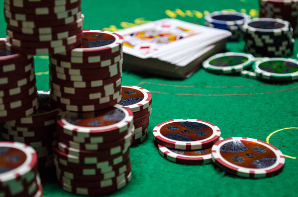 fichas de poker com cartas de jogar em uma mesa verde
 - Foto, Imagem