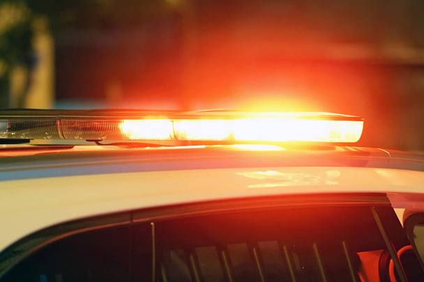 Close-up van de rode lichten op de top van een voertuig van de politie. Nachttijd. Vervagen. - Foto, afbeelding