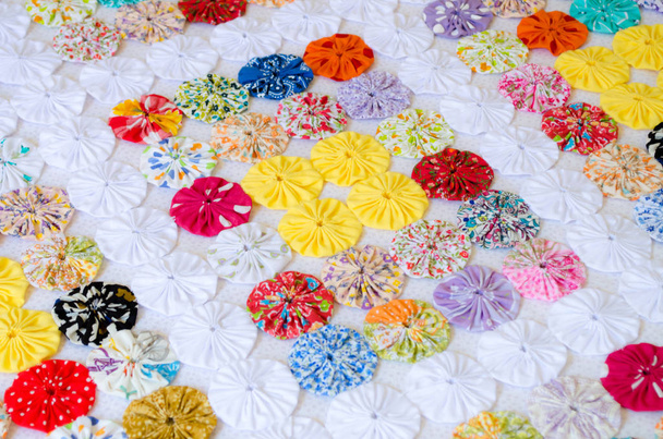several pieces of Fuxico sewn together forming a bedspread. handmade. artisanal. craft. colorful. - Foto, Bild