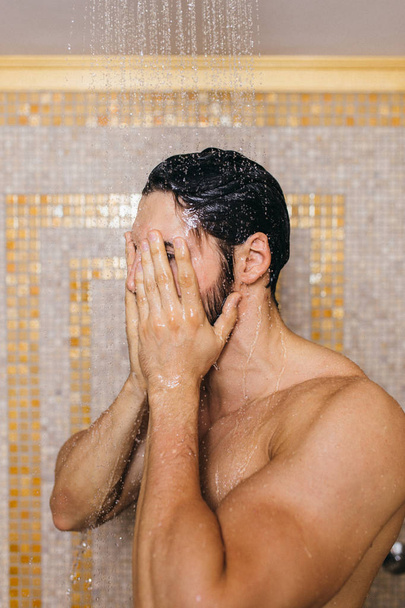attraktive hübsche junge Mann unter der Dusche. - Foto, Bild