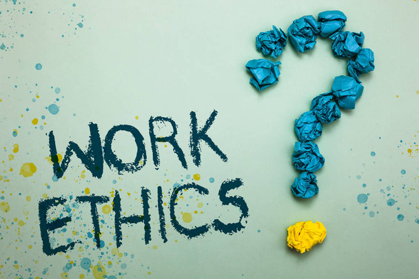 Rukopis textu pracovní etiky. Koncept význam sada hodnot zaměřené na význam dělat práci zmačkaný doklady tvořící otazník několika pokusech nezodpovězené pochybnosti - Fotografie, Obrázek