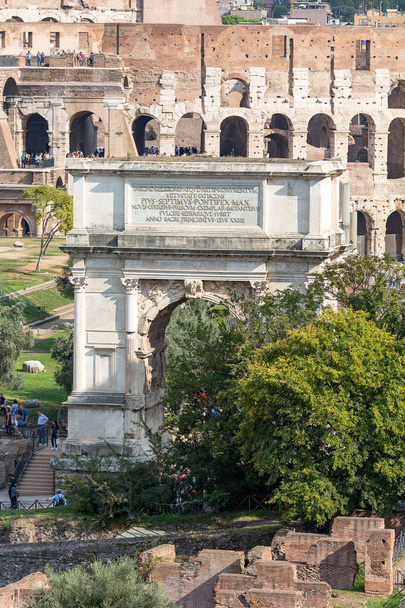 starověké Titův na římské fórum proti Colosseum, Řím, Itálie, Evropa - Fotografie, Obrázek