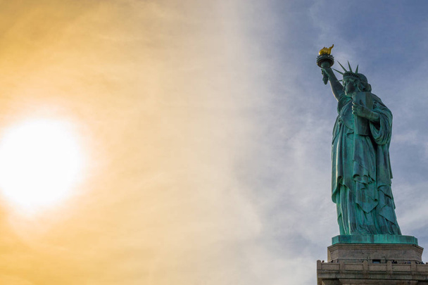 Estátua da liberdade (dedicada em 28 de outubro de 1886) é um dos ícones mais famosos dos EUA
 - Foto, Imagem