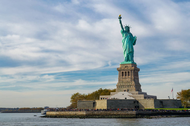 (1886 年 10 月 28 日に専用) 自由の女神像は、アメリカの最も有名なアイコンの 1 つ - 写真・画像