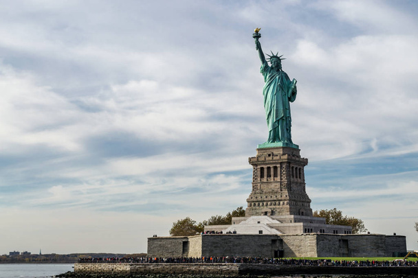 (1886 年 10 月 28 日に専用) 自由の女神像は、アメリカの最も有名なアイコンの 1 つ - 写真・画像