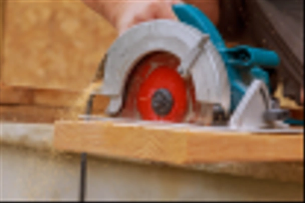 Nuevo contratista del proyecto de construcción de viviendas trabajador que utiliza la sierra circular de accionamiento de gusano de mano para cortar tablas
 - Foto, imagen