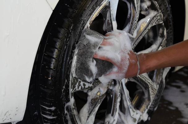 mão masculina lavar carro roda
. - Foto, Imagem