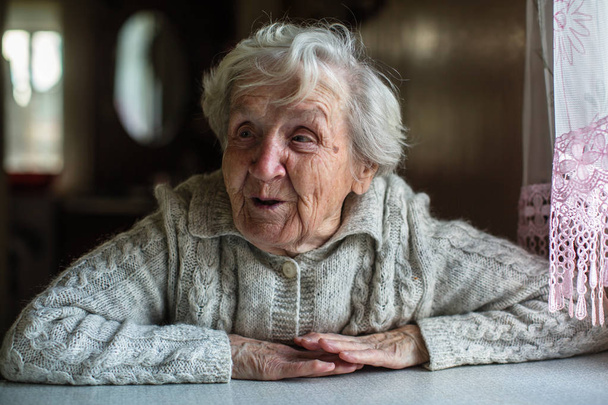Retrato de mujer anciana de pelo gris
. - Foto, Imagen