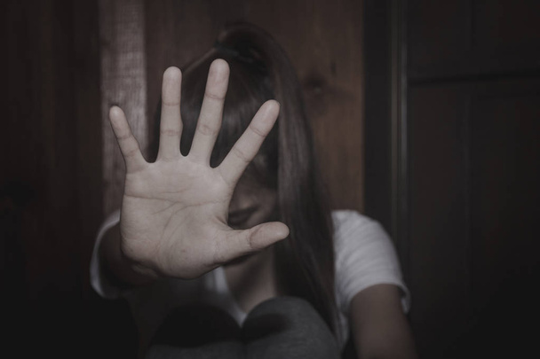 Vrouw bondage, Stop seksueel misbruik en geweld tegen vrouwen, internationale Vrouwendag - Foto, afbeelding
