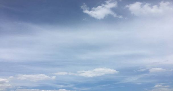Prachtige wolken tegen de achtergrond van een blauwe hemel. Wolk lucht. Blauwe hemel met bewolkt weer, natuur wolk. Witte wolken, blauwe lucht en zon. - Foto, afbeelding
