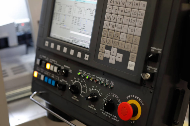 CNC megmunkáló központ szerszámgép Vezérlőpult. Szelektív összpontosít. - Fotó, kép
