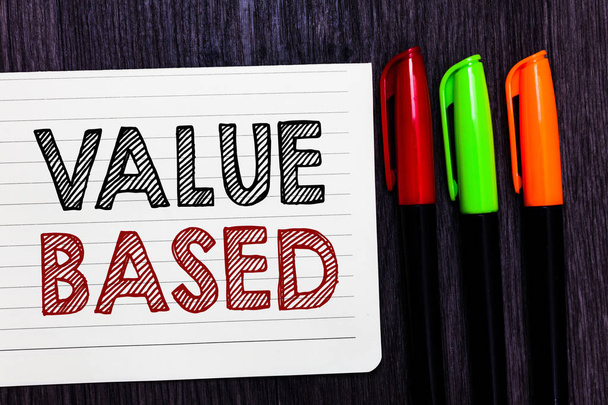 Tekstin kirjoittaminen Value Based. Liiketoiminta käsite Ottaen huomioon tuotteen arvoinen tyydyttää asiakkaan Notebook paperi värikäs markkereita puinen tausta kommunikoida ideoita
 - Valokuva, kuva