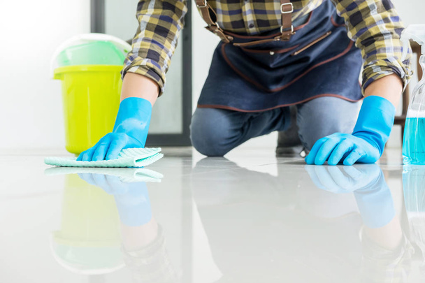 uomo con pavimento di pulizia panno in casa utilizza straccio e fluido in uno spray
. - Foto, immagini