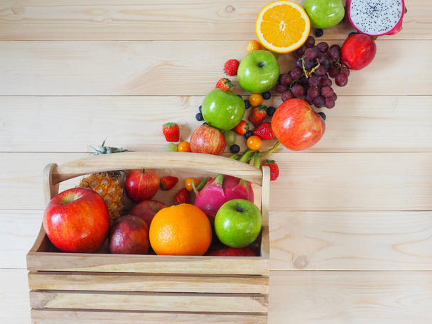 Frutas e legumes frescos coloridos em fundo de madeira, conceito de alimentação saudável
. - Foto, Imagem