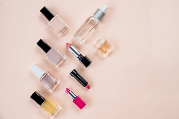 Colorful frame with various makeup products on pastel background. cosmetics, skin care, perfume, nail Polish, lipstick flat lay and skin oil bottle over a beige background.Beauty products concept.Copy - Fotografie, Obrázek