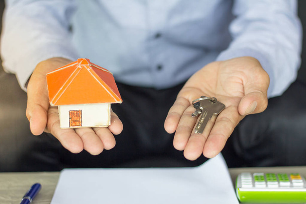 Agente immobiliare consegnare le chiavi di casa, Concetto immobiliare, Home idee di trading
. - Foto, immagini