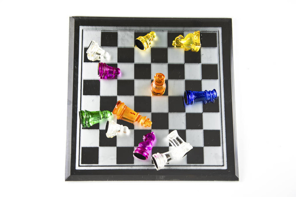 Skleněné šachy je umístěno na desce, sklo, je koncept, který podnik musí být plánovány - Fotografie, Obrázek