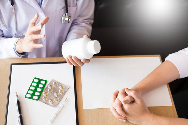 Pane doktore ruka drží tablet léku a vysvětlete pacientovi v nemocnici. - Fotografie, Obrázek