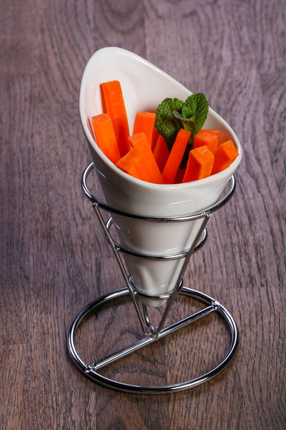 Bastoncini di carota dietetici serviti foglie di menta
 - Foto, immagini