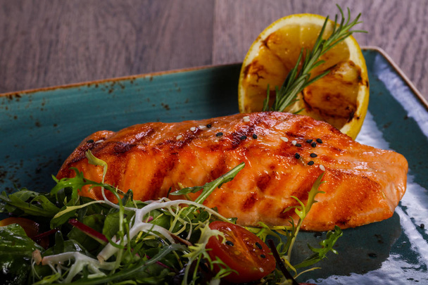 Grilled salmon with lemon and salad leaves - Foto, Imagen