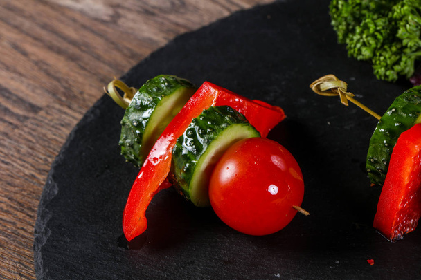 Canapé met peper, tomaat en komkommer - Foto, afbeelding