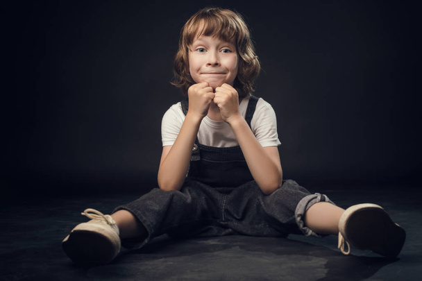 Kind posiert emotional vor Kamera im Studio auf weißem Hintergrund - Foto, Bild