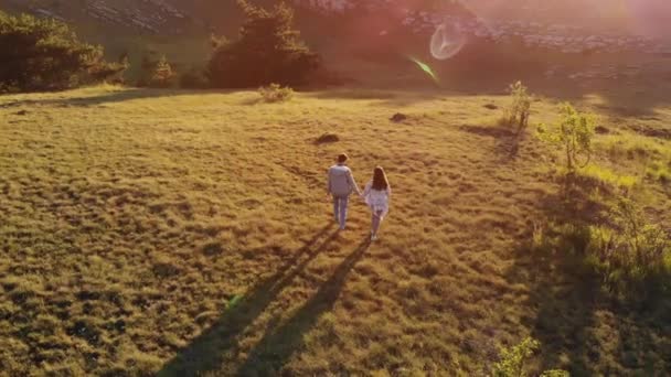 Man and woman walking at sunset - Filmmaterial, Video