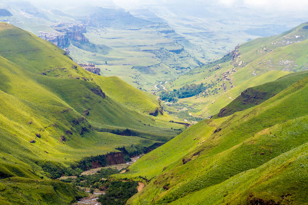 Zielona Dolina w góry Smocze w Lesotho - Zdjęcie, obraz