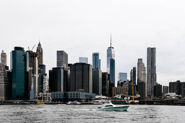Yatch on East River with New York skyline - Foto, Imagen