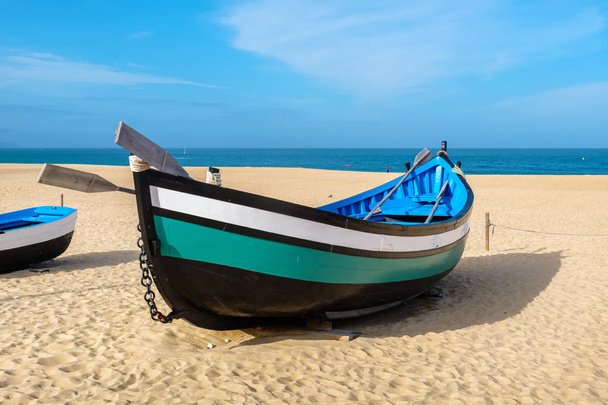 ビーチで伝統的なポルトガル語漁船ナザレ、ポルトガル - 写真・画像